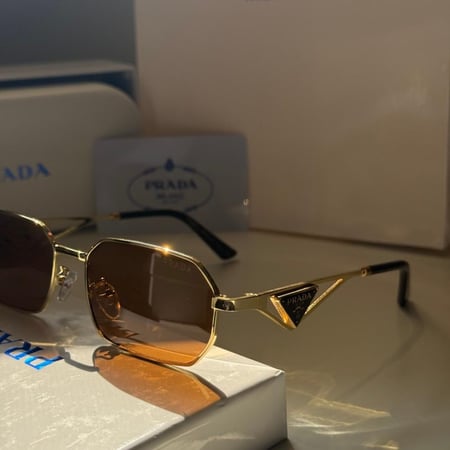 نظارة برادا  2Edge باللون الذهبي وعدسة بنية