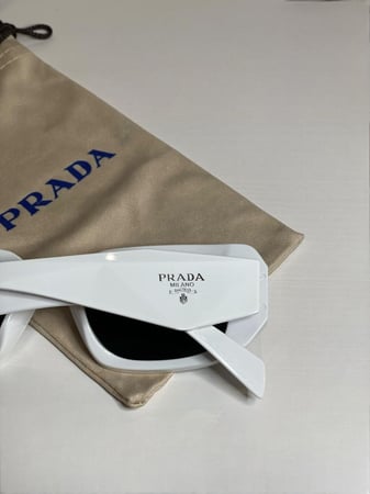 نظارة Pرادا باللون الابيض