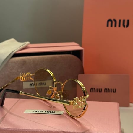 نظارة ميو ميو (Logo) باللون الذهبي وعدسة بنية شفافه