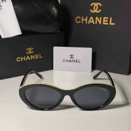 نظارة شانيل باللون الاسود وشعار باللون البيج على الإطار