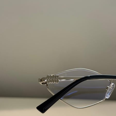 نظارة ميو ميو عدسة سداسية شفافة باللون الفضي