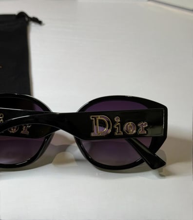 نظارة ديور باللون الاسود بشعار محفور