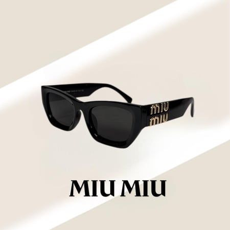 نظارة ميو ميو باللون الاسود وشعار باللون الذهبي