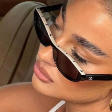 نظارة شانيل باللون الاسود وشعار باللون البيج على الإطار