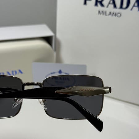 نظارة برادا بعدسة مربعة باللون الفضي والاسود