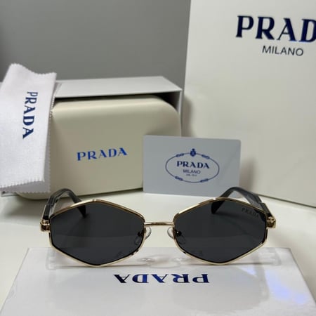 نظارة برادا بعدسة سداسية باللون الذهبي والاسود