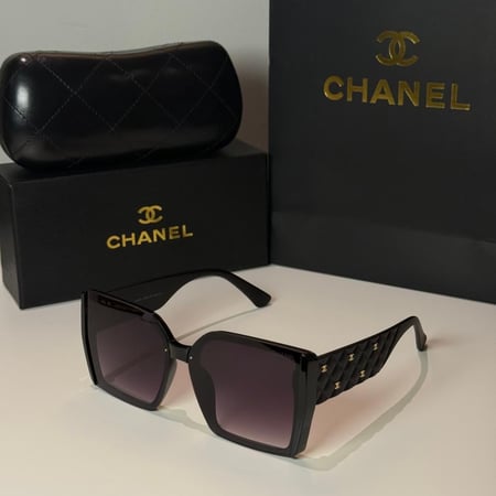 نظارة شانيل باللون الاسود بإطار مربع متعدد الشعار