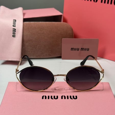 نظارة ميو ميو (Logo) باللون الذهبي وعدسة سوداء مدرجة