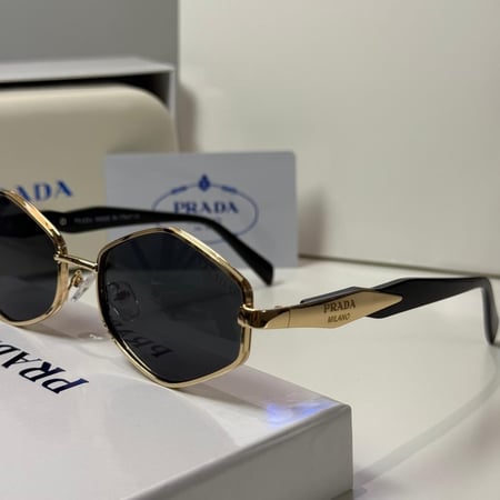 نظارة برادا بعدسة سداسية باللون الذهبي والاسود