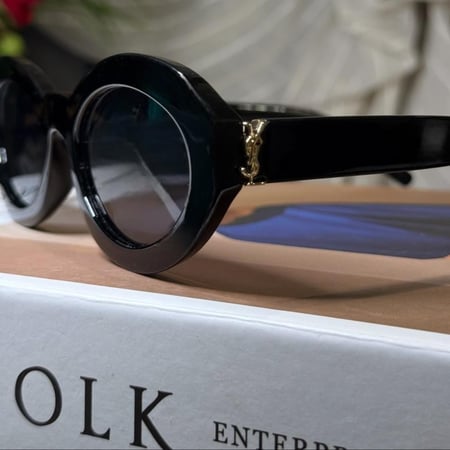 نظارة Sان لوران باللون الاسود بعدسة بيضاوية شعار ذهبي