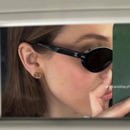 نظارة شانيل باللون الاسود وشعار باللون البيج على الإطار