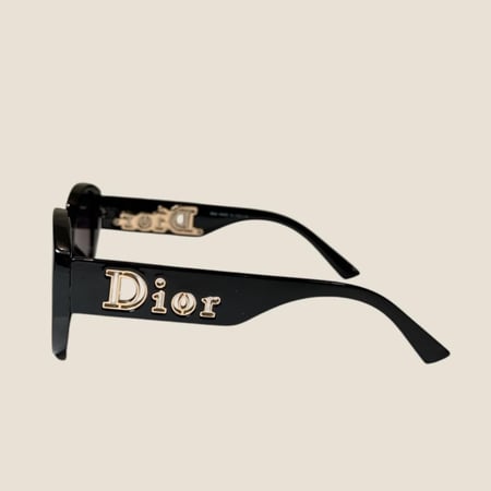 نظارة ديور باللون الاسود بشعار محفور