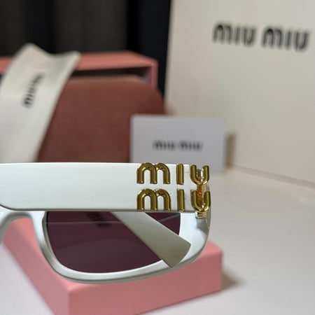 نظارة ميو ميو باللون الابيض وعدسة مستطيلة