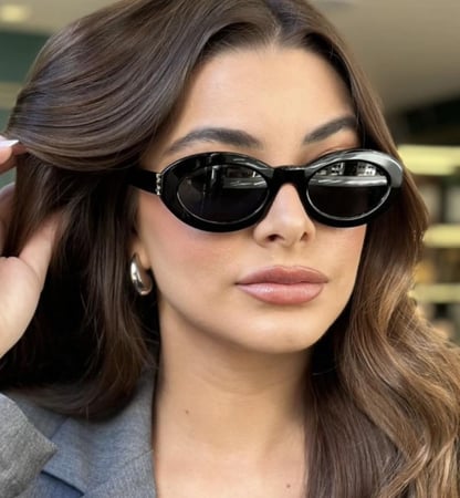 نظارة Sان لوران باللون الاسود بعدسة بيضاوية شعار ذهبي