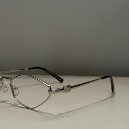 نظارة ميو ميو عدسة سداسية شفافة باللون الفضي