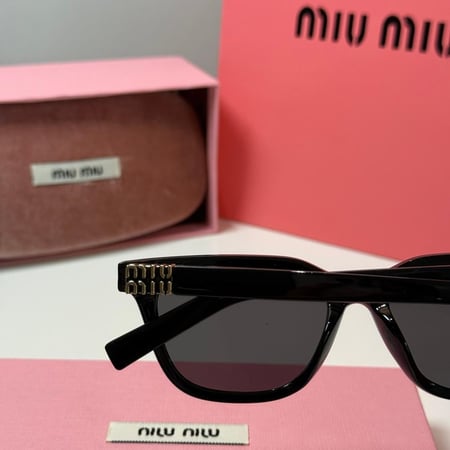 نظارة ميو ميو كلاسيك باللون الاسود