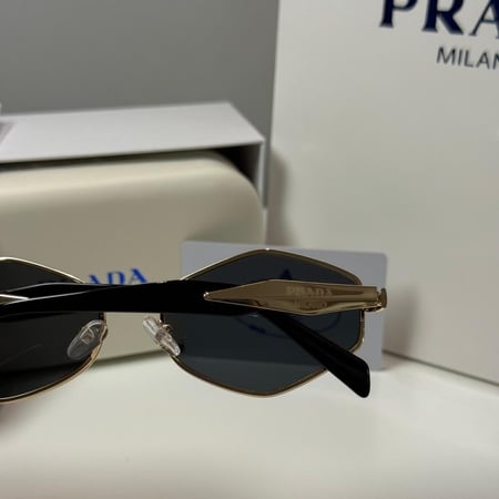 نظارة برادا بعدسة سداسية باللون الذهبي والاسود