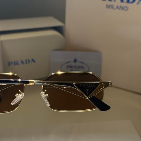 نظارة برادا  2Edge باللون الذهبي وعدسة بنية