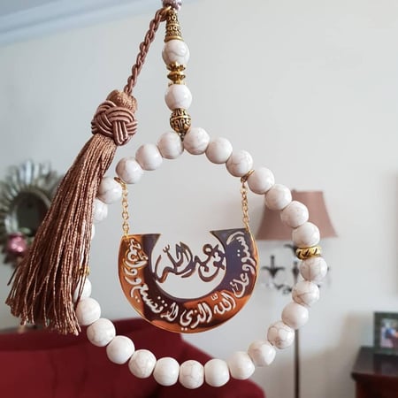 تعليقات سياره بالاسم بتصميم سبحة لون ابيض