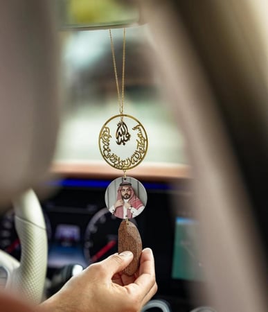 ميداليه سياره كسره عود بالاسم