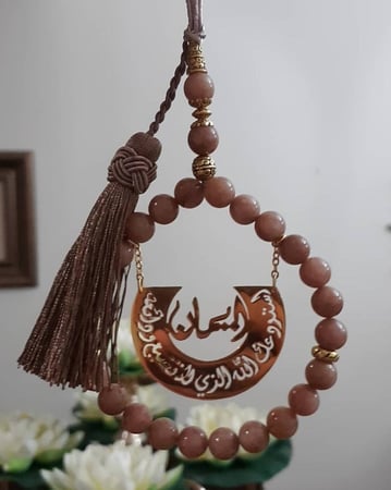 تعليقات سيارة بالاسم بتصميم سبحة لون حلو