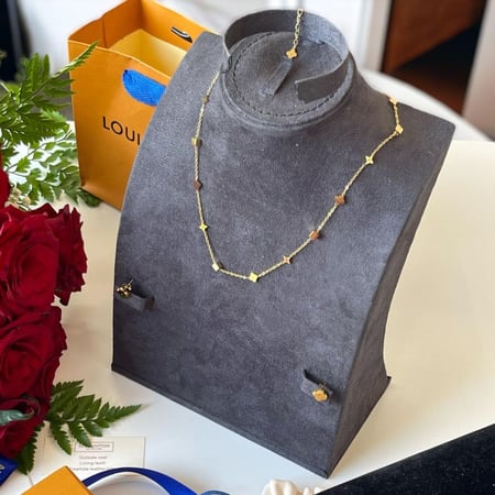 طقم لويس فيتون سلسال مع حلق مع اسواره