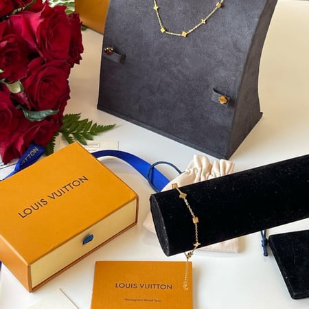 طقم لويس فيتون سلسال مع حلق مع اسواره طقم اكسسوارت نسائيه