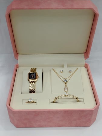 طقم نسائي من ماركة ريفولي