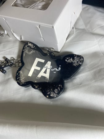 تعليقة سيارة شكل فراشه