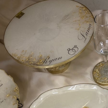 ستاند كيك بقاعدة كرستال ب اسماء العرسان