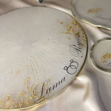 صحن دائري ب اسماء العرسان مقاس 26 سم