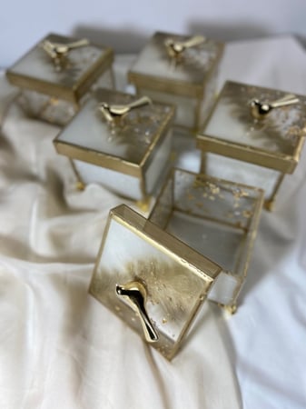 علبة مربعه ب مقبض مقاس 10*10