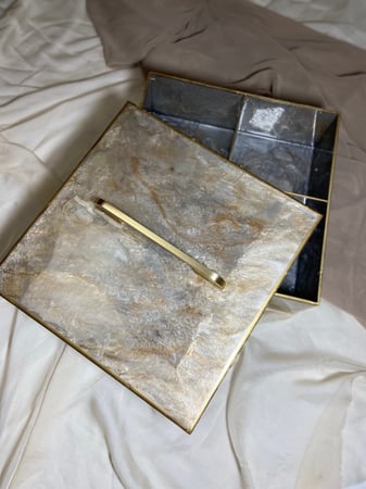 علبة ب غطاء مقاس كبير