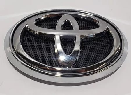 علامة سيارة امامية شبك هايلكس مع البرواز 2016 - 2022