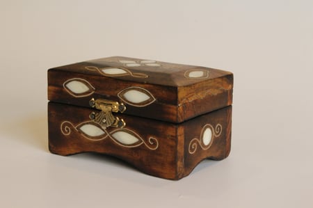 صندوق صغير للمجوهرات خشب مطعم بالصدف