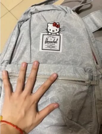 شنطة هيلوكيتي رمادي برسومات
