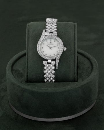 طقم فضي أنيق مرصع بالزركون مع ساعة يد مميزة