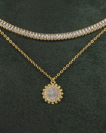 طقم نسائي فاخر ساعة ذهبية مع سلسال و حلق مرصعات بالزركون