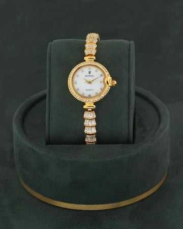 طقم نسائي فاخر ساعة ذهبية مع سلسال و حلق مرصعات بالزركون