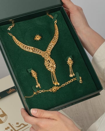 طقم نسائي مميز 5 قطع بلمعة الذهب الفاخرة