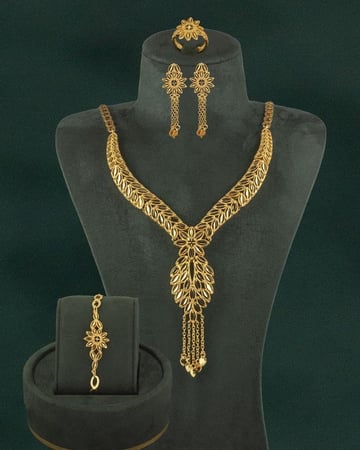 تشكيلة ذهبية مكون من طقم فاخر مع ساعة راقية للإهداء