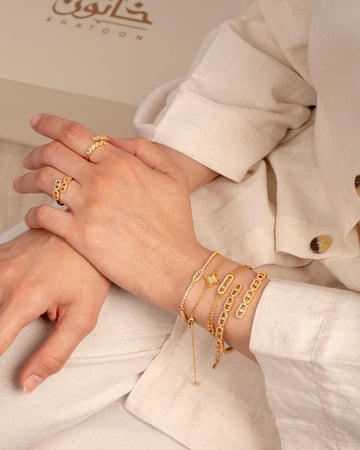 تطقيمات ذهبية جاهزة من 6 قطع مرصعة بالزركون