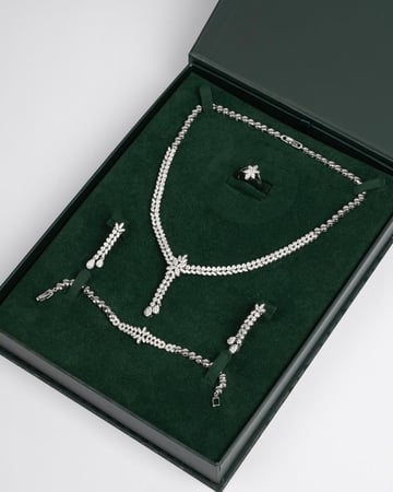 طقم مجوهرات نسائية فاخر مزين بالزركون