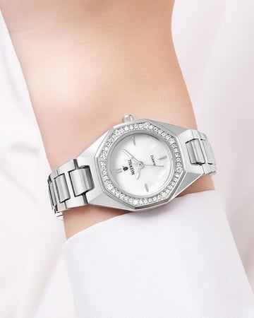 ساعة نسائية فضية مزينة بالزركون