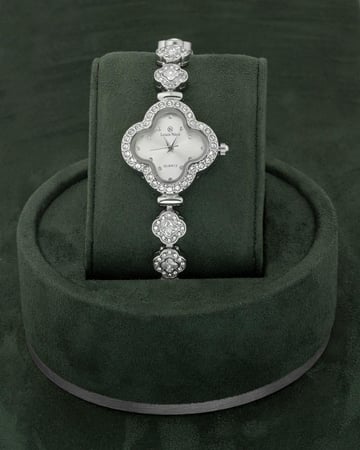 ساعة نسائية فاخرة مرصعة بالزركون لون فضي