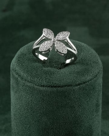 وردة الياسمين -طقم نسائي فضي مزدان بالزركون 5 قطع للمناسبات