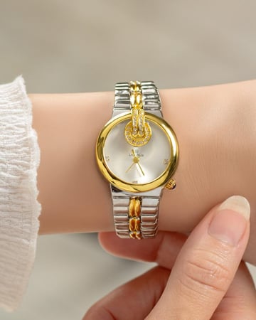 ساعة رسمية نسائية لون فضي