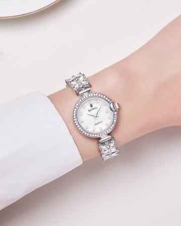 ساعة نسائية فاخرة مرصعة بالزركون لون فضي