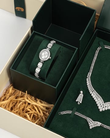 طقم مجوهرات بلمعة الألماس مع ساعة نسائية راقية