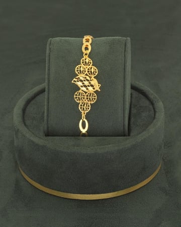 طقم مجوهرات بلمعة الذهب مع ساعة يد نسائية تصميم ذهبي